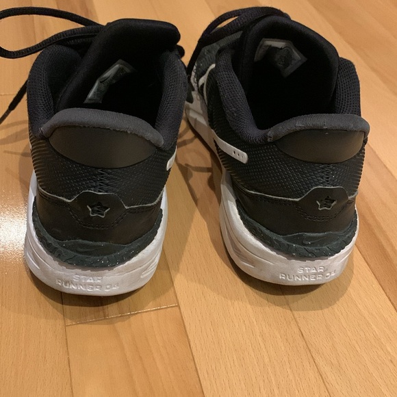 Nike Black & White Running Shoes - size 6 Youth - Picture 7 of 16